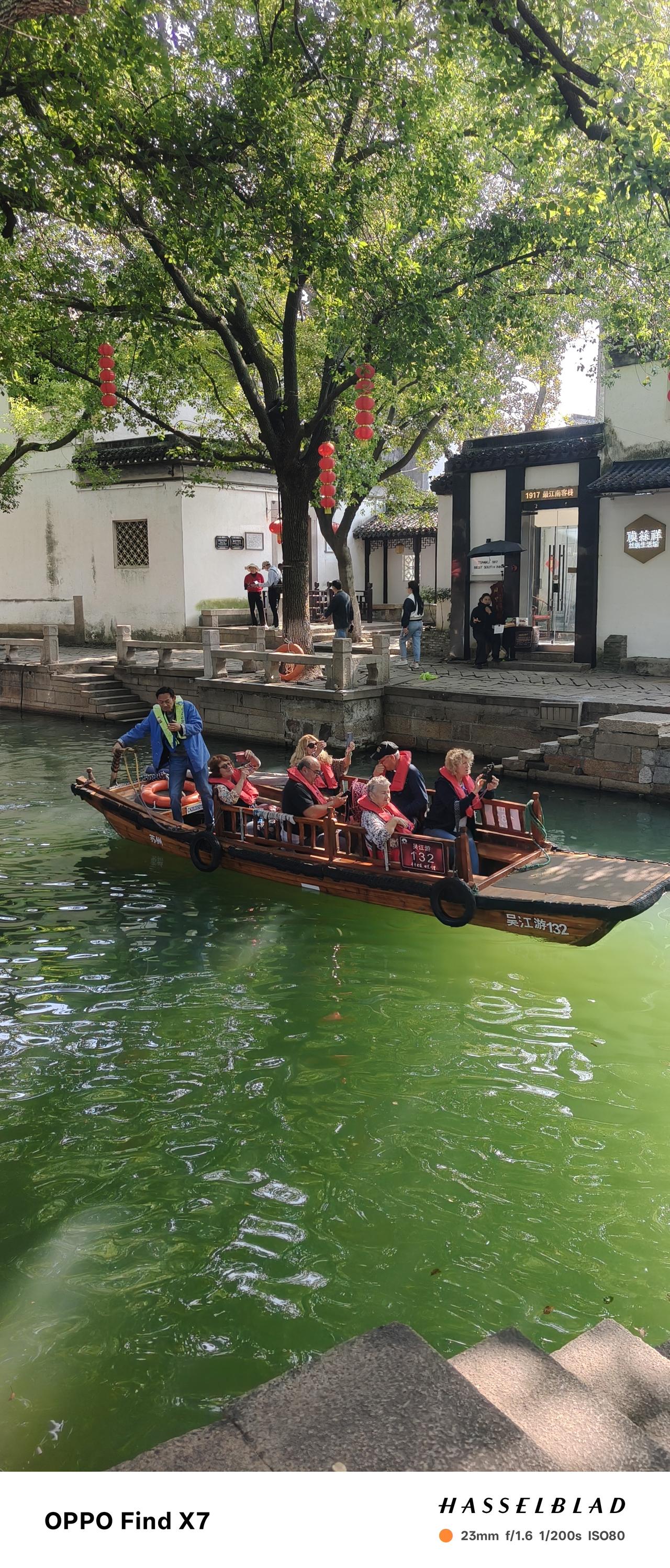 秋天的苏州同里古镇，人从众𠈌的快乐
 
为了去看传说中的同里古镇，地铁+智轧公