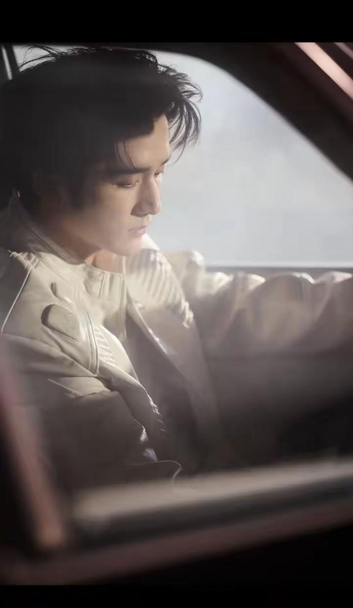 我特别喜欢张新成的眼睛
又温柔又深情
被他喜欢一定超级幸福吧！[心]