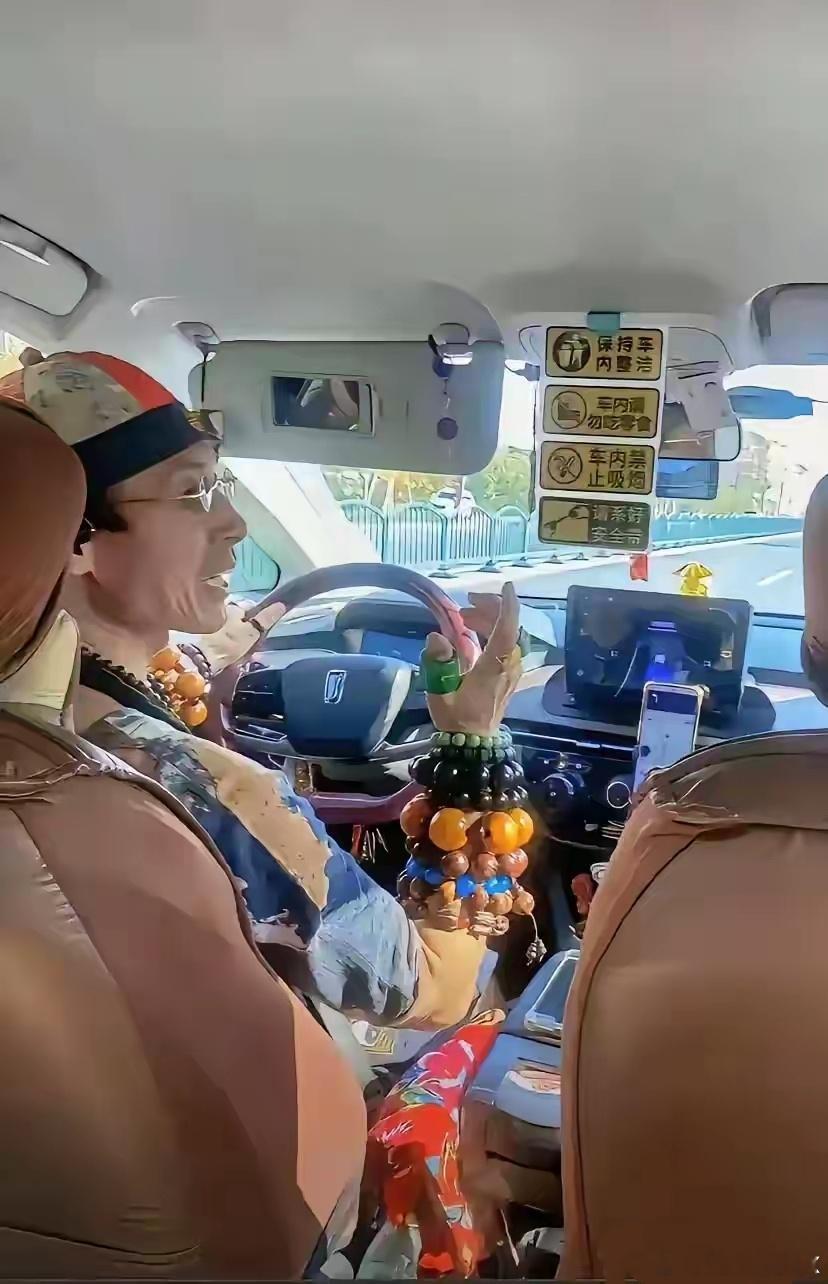 司机大哥手上的扳指是不是环氧树脂的？我严重怀疑他真正职业是卖手串的。[允悲] ​