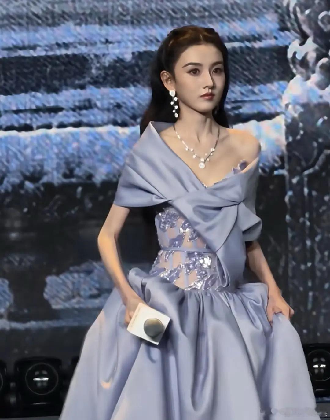 宋祖儿瘦的这个手臂好吓人啊，她还健康吗 