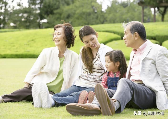 人老了之后，慢慢看懂一个真相：晚年最大的依靠，从来不是儿女。
子女有自己的工作、