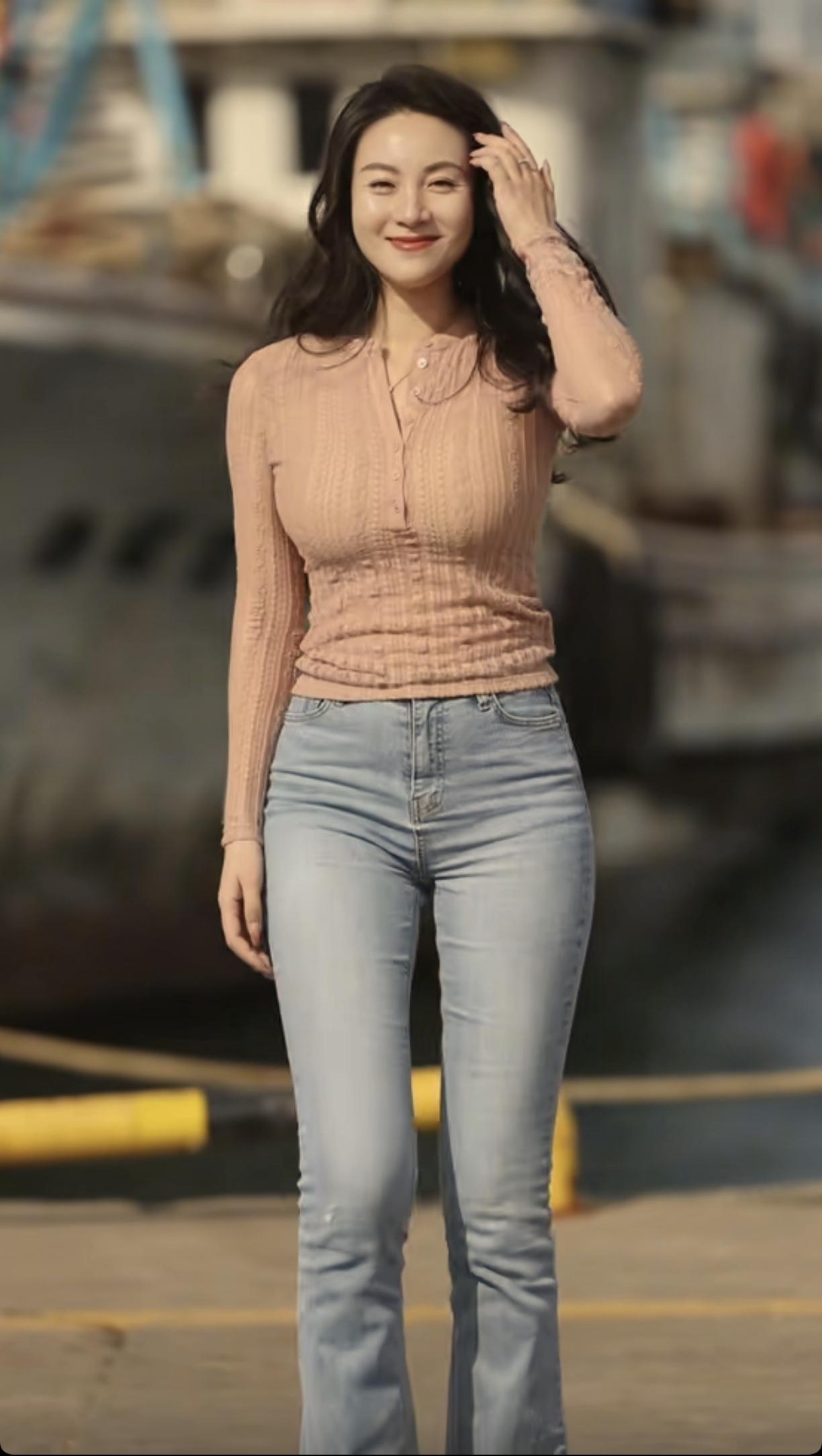 气质穿搭怎么穿才恰到好处? 哪种身材的女人穿衬衣半裙好看 海边漫步，轻奢穿搭，享