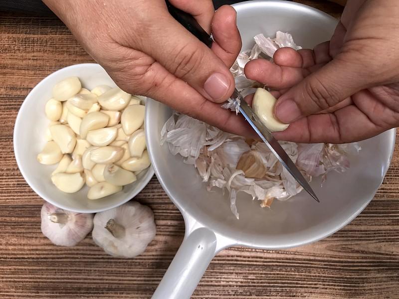 生活小常识：
剥大蒜的时候，大蒜皮很难撕，可以把蒜瓣放在温水里泡3‑5分钟，外皮