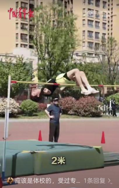 “这就是天赋！”陕西西安，一所中学举行校运会跳高比赛，一个男生跳出了1米7，1米