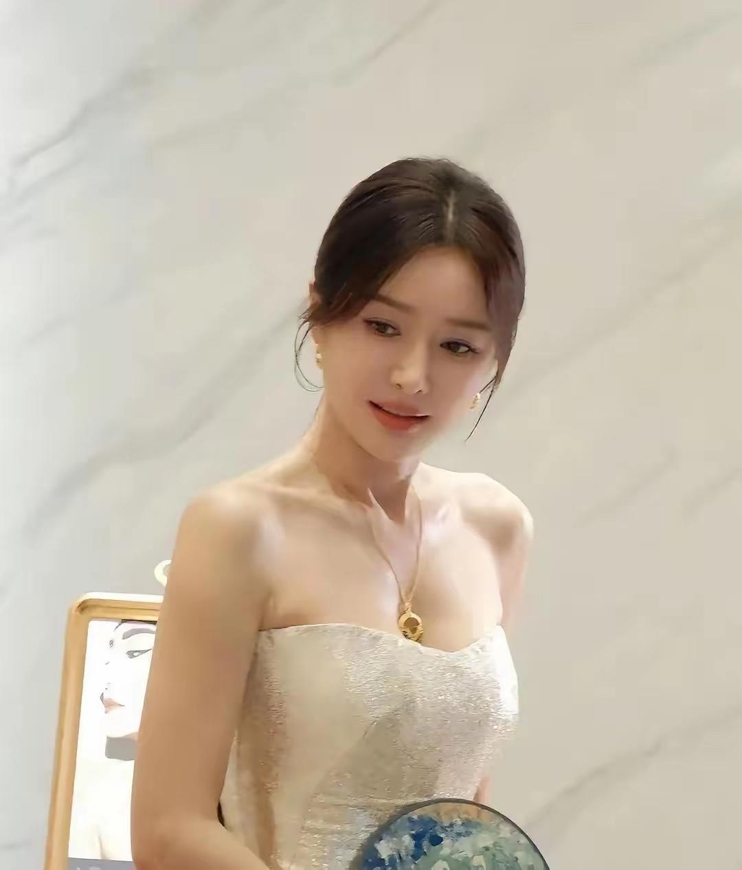 秦岚这状态绝了！抹胸礼服配温婉盘发，难怪是无数男人的梦中情人