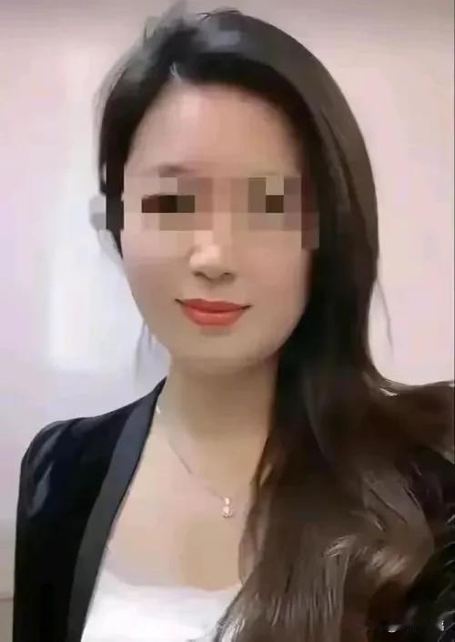 新天龙八部，南海鳄神岳老三欲练神功化身美女勾引段誉。
巴中这位岳美女看起来好巴适