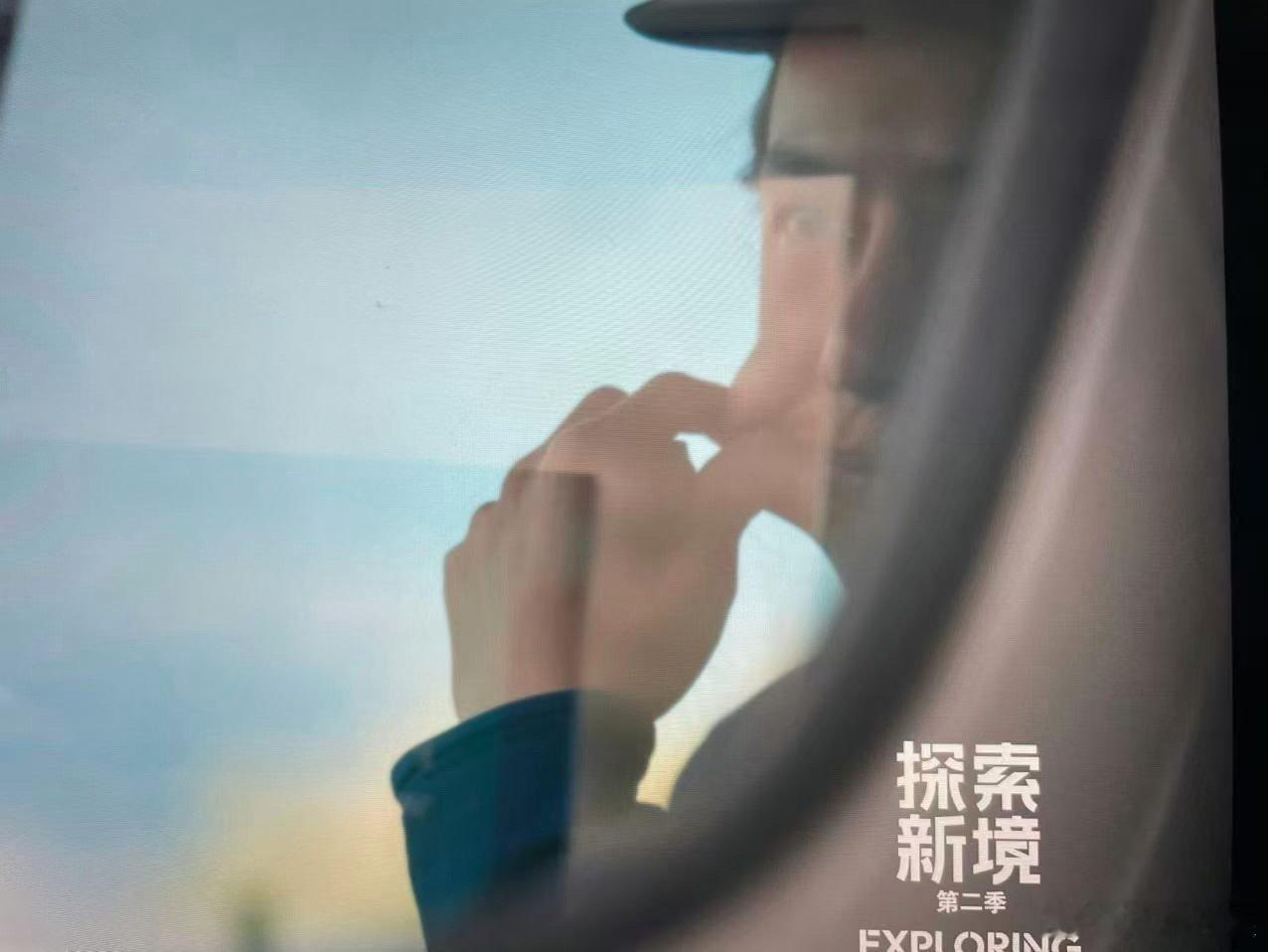 王一博捏脸颊肉王一博捏自己脸颊肉王一博捏自己脸颊肉，可爱呀，