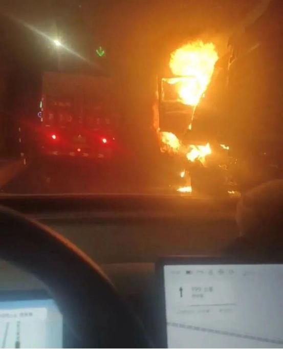 “妈！我可能出不去了！”近日，山东菏泽一位小伙开车经过山西青银高速的宝塔山隧道里