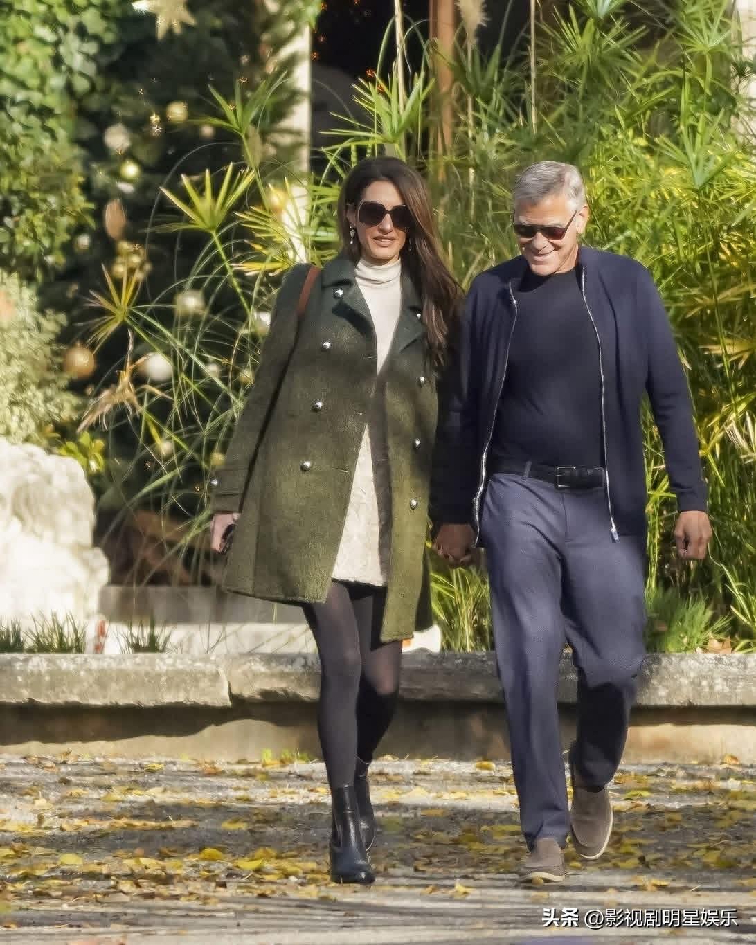 好莱坞巨星乔治·克鲁尼与妻子阿迈勒·克鲁尼被拍到手牵手manbu在法国南部街头！