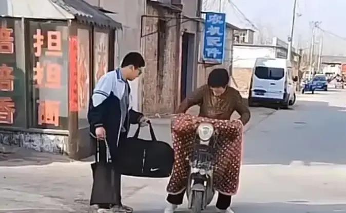 河北女子父母双亡，想带14岁弟弟去婆家生活，女子还没开口，婆婆的做法让她泪流满面