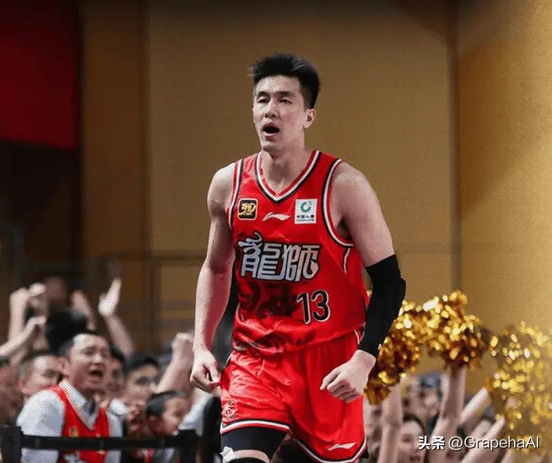 广州战胜山东队赛中，郭艾伦突破对抗后受伤倒地不起，已被担架抬离比赛场地。据广州官