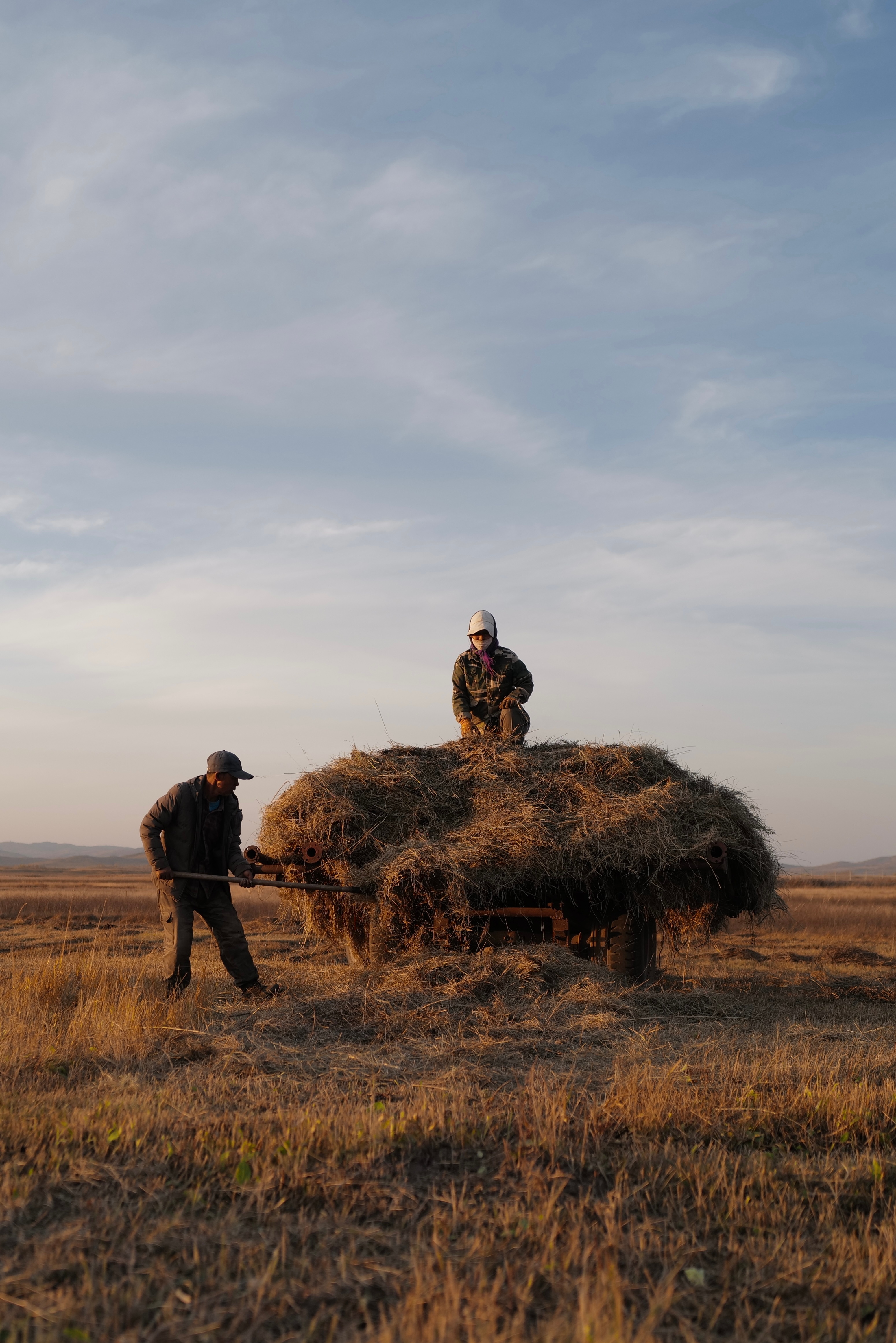 另一张照片。我在上都河草滩遇到这对夫妇，他们提醒我不要走的离河太近，会陷进泥里。