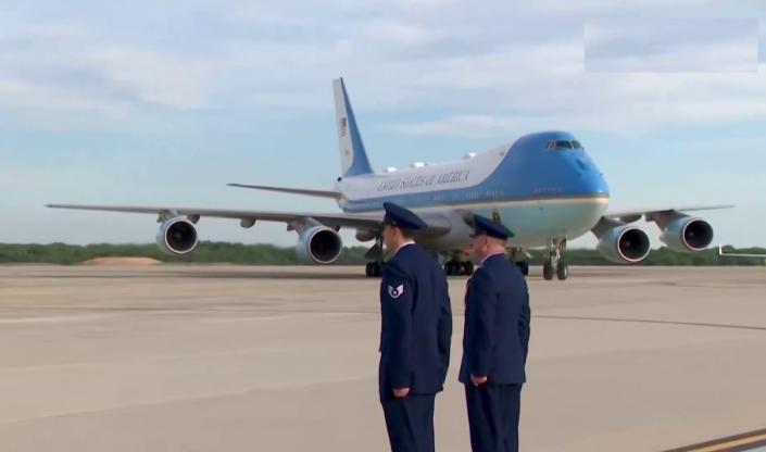 画虎不成反类犬了，空军一号回到美国，没想到他们也模仿中国整了两个"仪仗兵"接机，