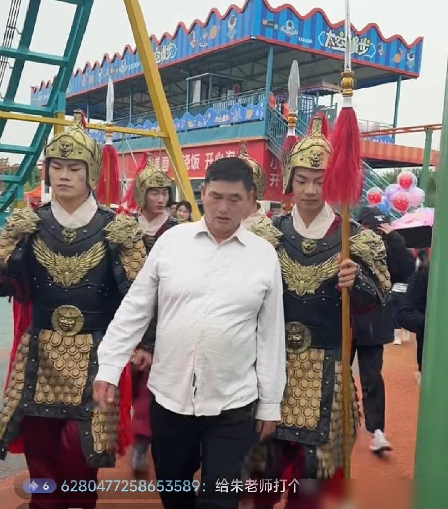 淋成落汤鸡，还在演大将军！大衣哥这波操作，真不是一般人能看懂的。
曲阜的雨下得