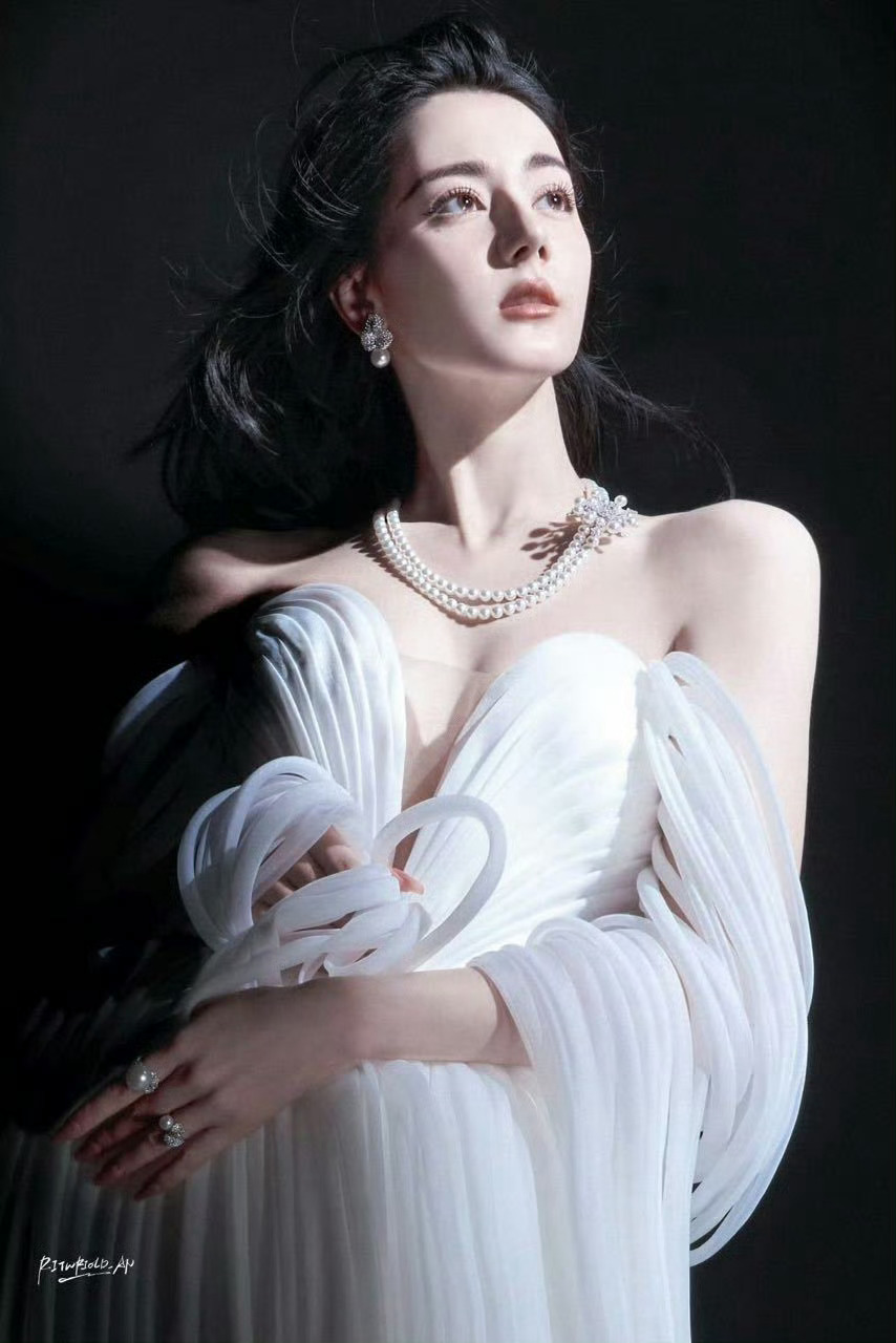 【迪丽热巴】尚未成神的维纳斯在注视俯视众生的阿芙洛狄忒 ​​​迪丽热巴说我们是利