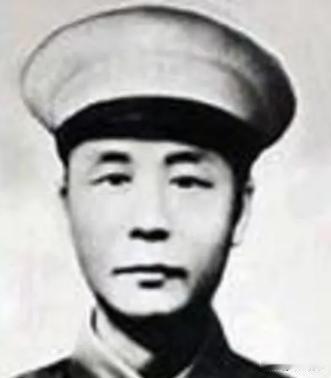 他受命担任秋收起义总指挥，统率部队发起武装暴动，他为掩护起义部队转移奋勇断后，壮