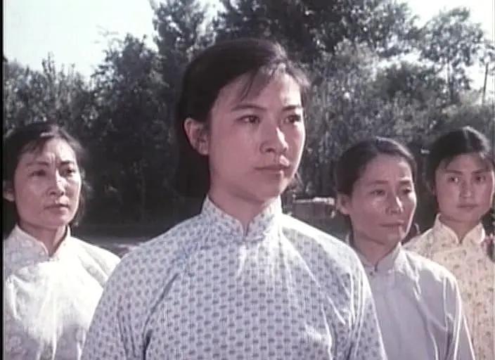 百花奖上的这三位老演员，应该都已经年过花甲了吧？看上去仍然端庄大方，风姿绰约。