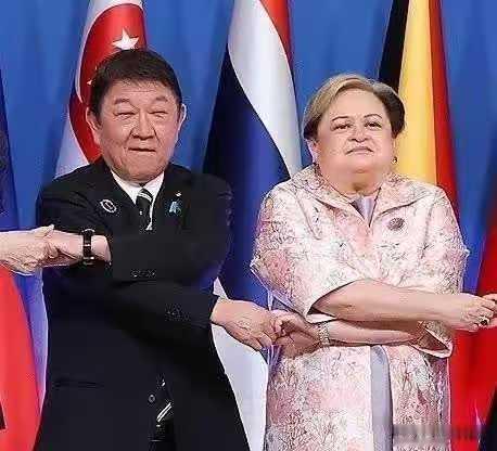 是不是一个模子刻出来的？

日本外相茂木敏充（左）和菲律宾外长（拉扎罗），

一
