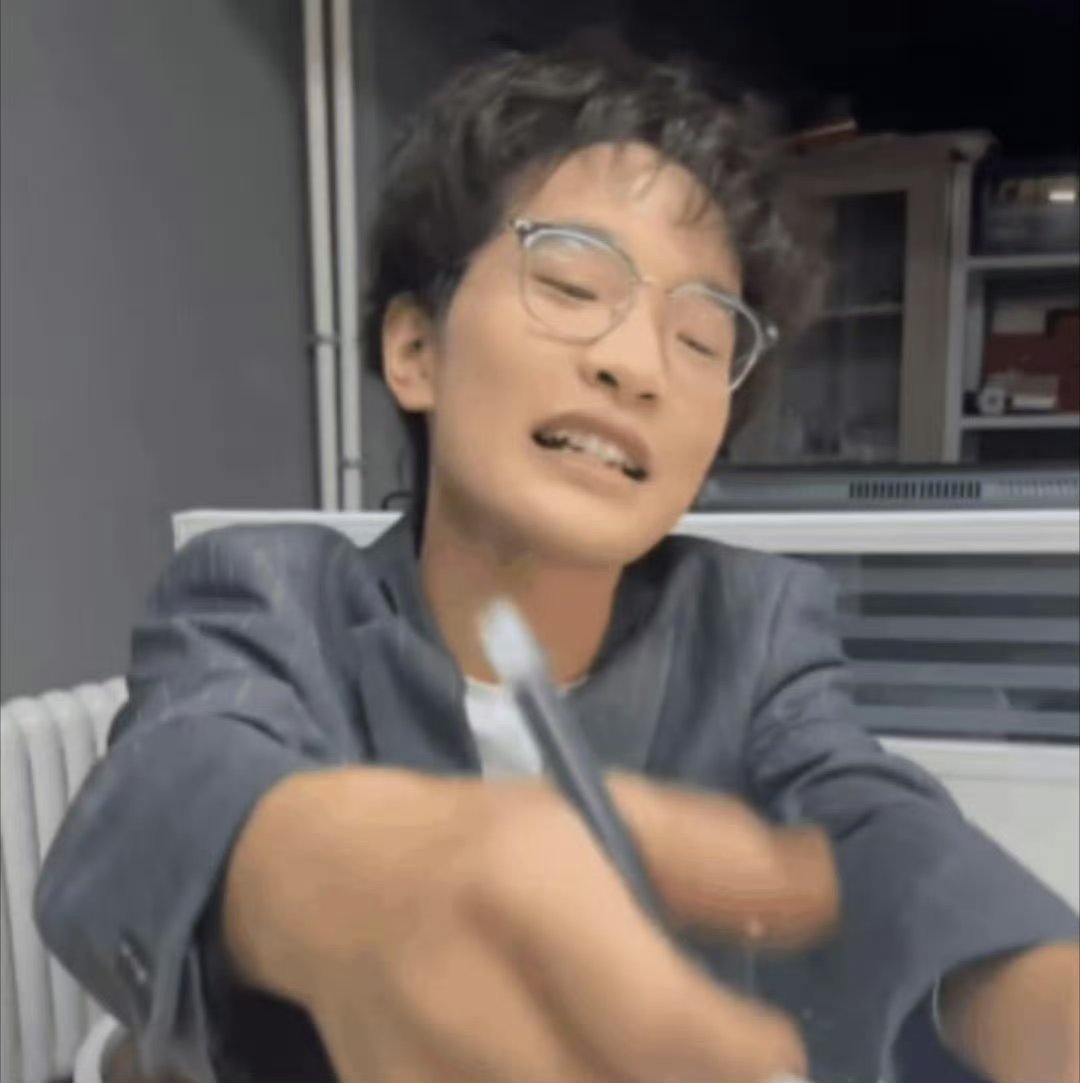 钟美美翻跳蔡依林搓手舞钟美美13岁时因模仿老师上课走红网络，模仿风格搞笑，我一般