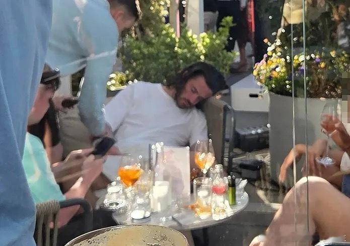 据《太阳报》报道，因伤缺阵的英格兰球星杰克·格拉利什，在和好友喝酒消遣时，于一家