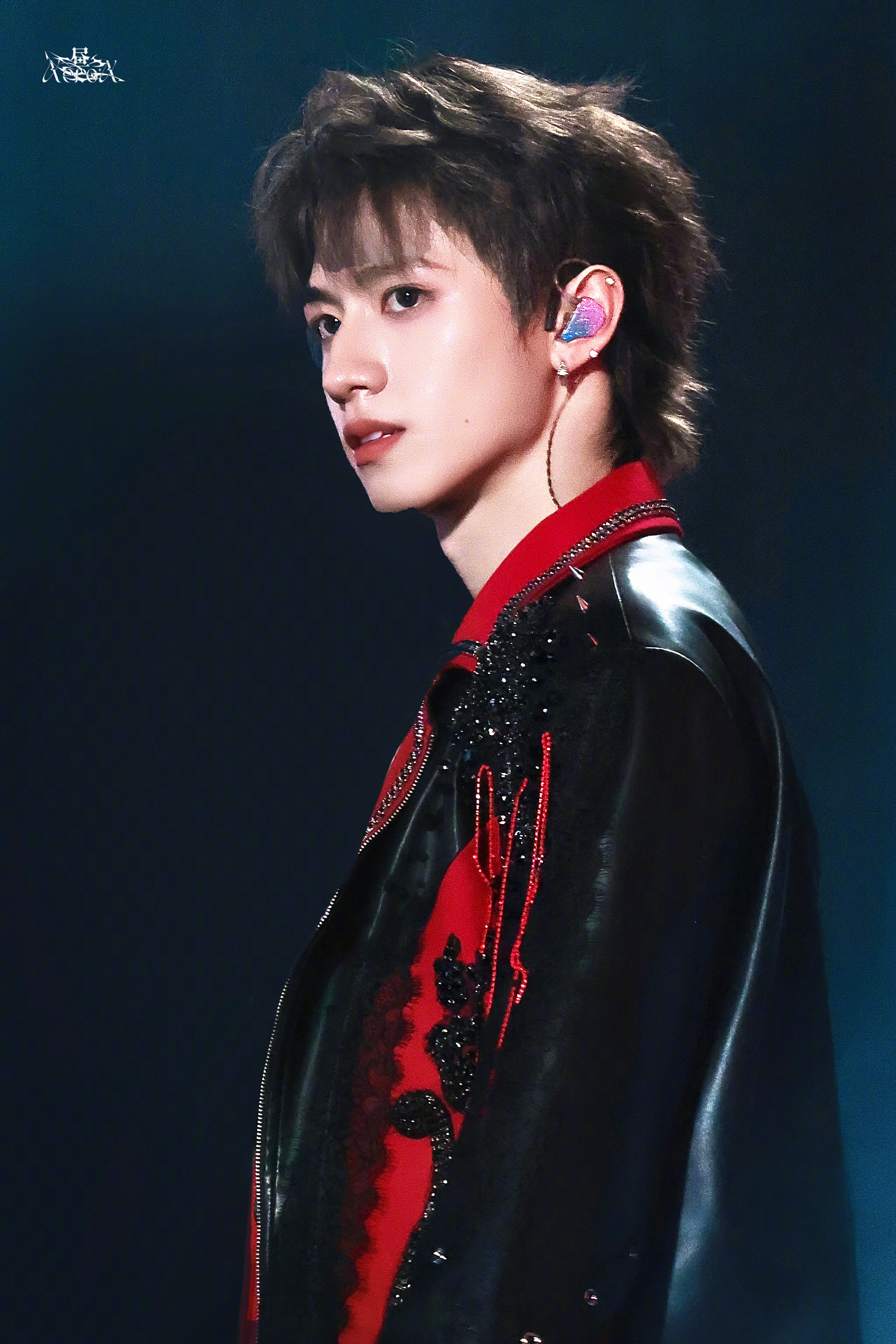 朱志鑫年末舞台的神  朱志鑫舞台氛围感直接拉满！每一个动作都精准卡点，跨年舞台筹