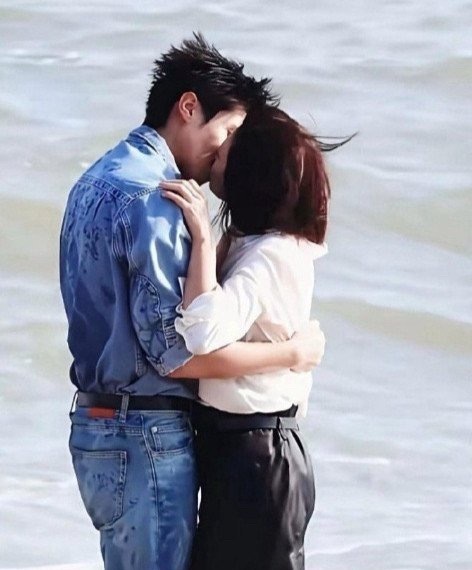 万万没想到，一个51岁，一个28岁，竟然在电视剧里演一对情侣，现在的影视行业都这