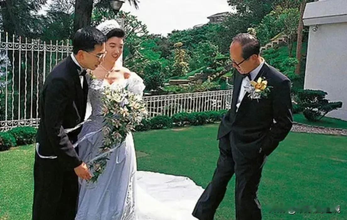 这是一张非常经典的照片，同时也让人摸不着头脑，这是1993年香港首富李嘉诚，在参