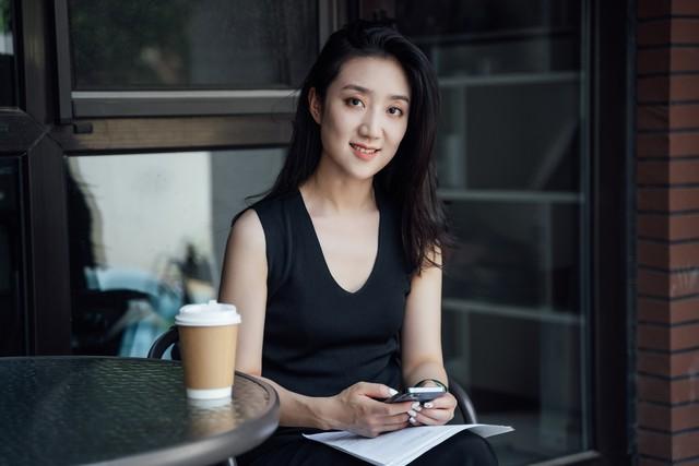 女人一旦悄悄变老，都有这几个特点，藏都藏不住。
第一、冬天开始不穿胸罩了，衣柜里