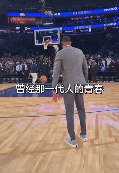 估计得看球15年以上才能从背影就看得出这个是谁！当年他在我们国家球迷的人气估计仅