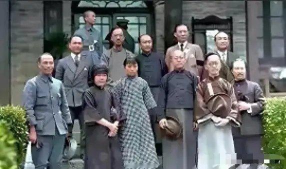 百年罕见大咖合影！蒋介石身居边角，气场完全被碾压