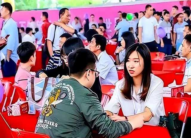 也许是霸道总裁爱上绝经女人之类的小视频看多了，现在在二三线城市，女生也把“有房有