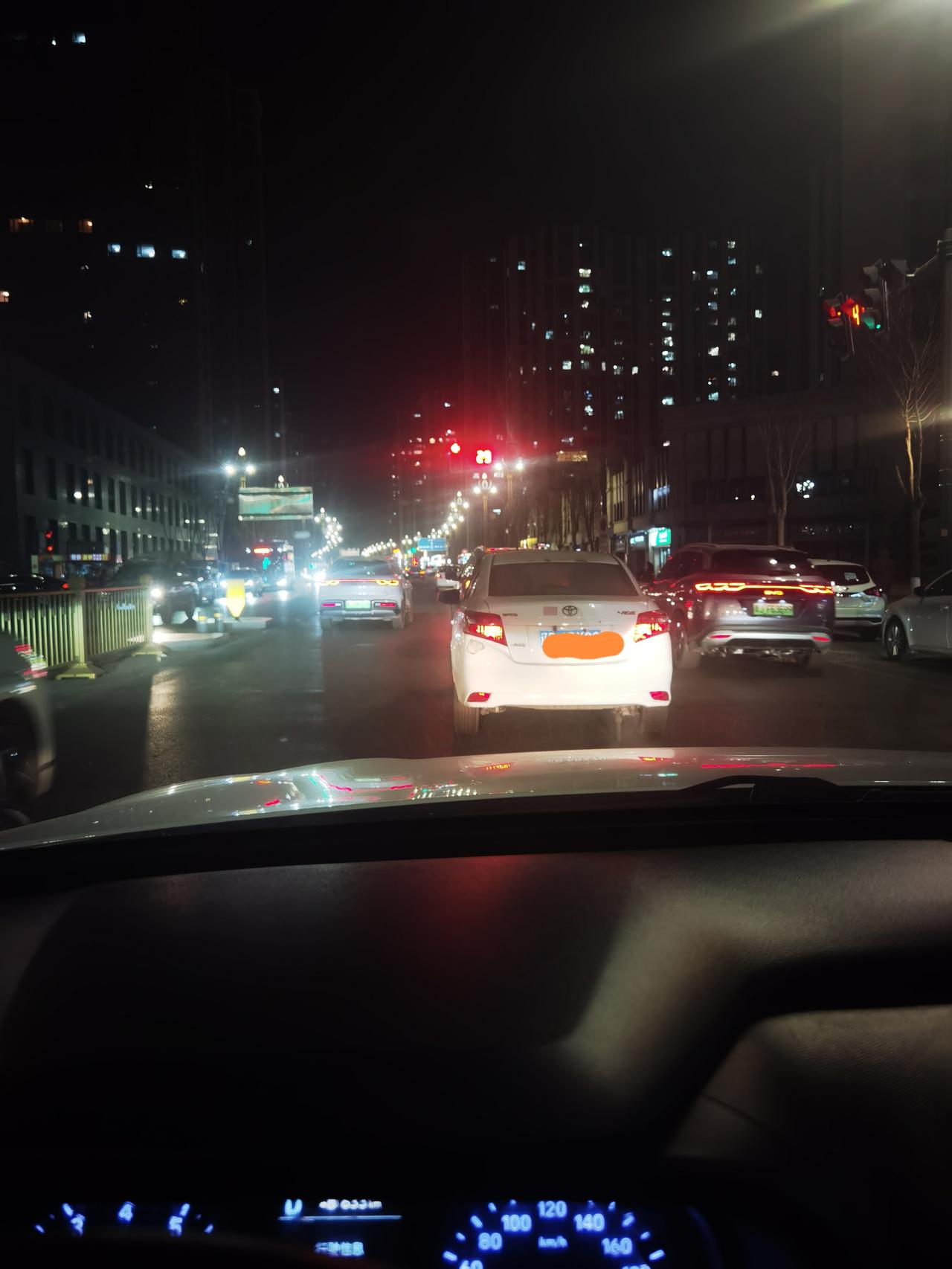 我今天犯了个错，大错特错的错！
我得罪了很多车主，也得罪了很多行人。
我很惭愧，