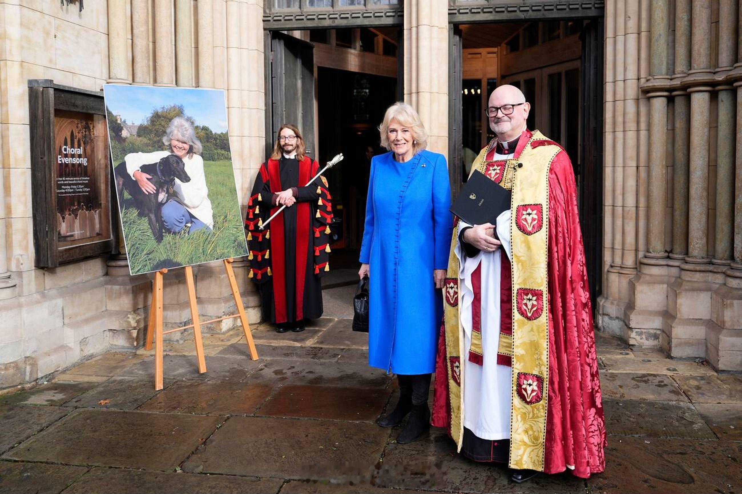 卡米拉王后  今天卡米拉王后在伦敦南华克大教堂参加她的老朋友Jilly Coop