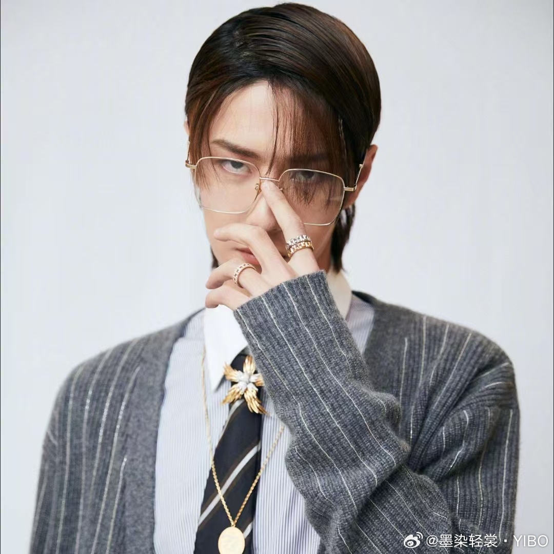 金丝眼镜，条纹针织，精致又慵懒。推眼镜的动作太绝了。👓✨王一博向全世界安利王一