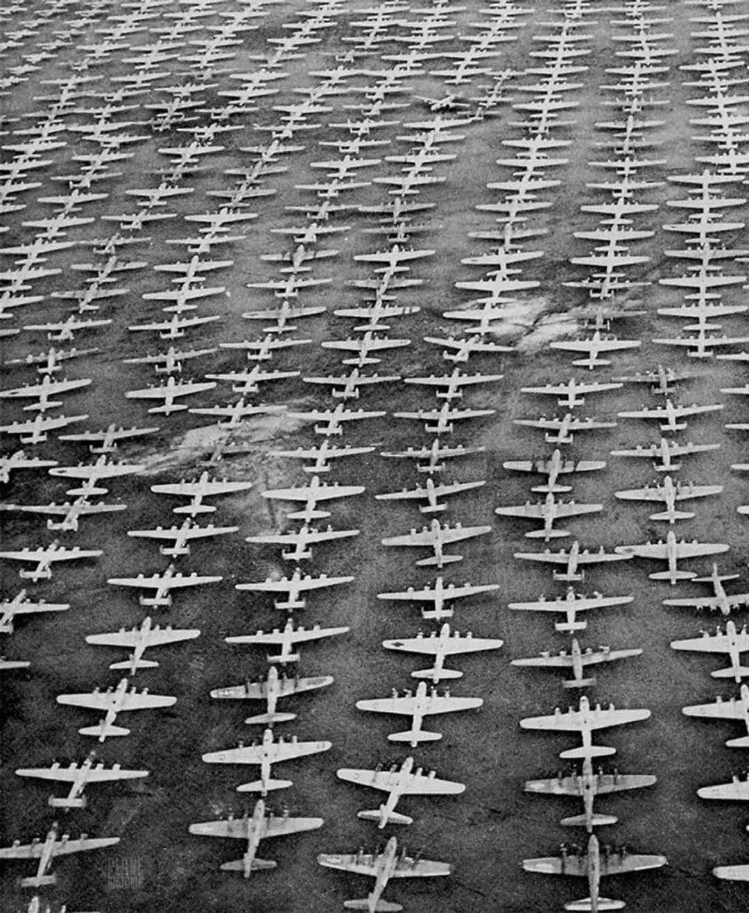 【图说历史】“真就杀人诛心！”下图是美国战后销毁B-17和B-24轰炸机的全过程