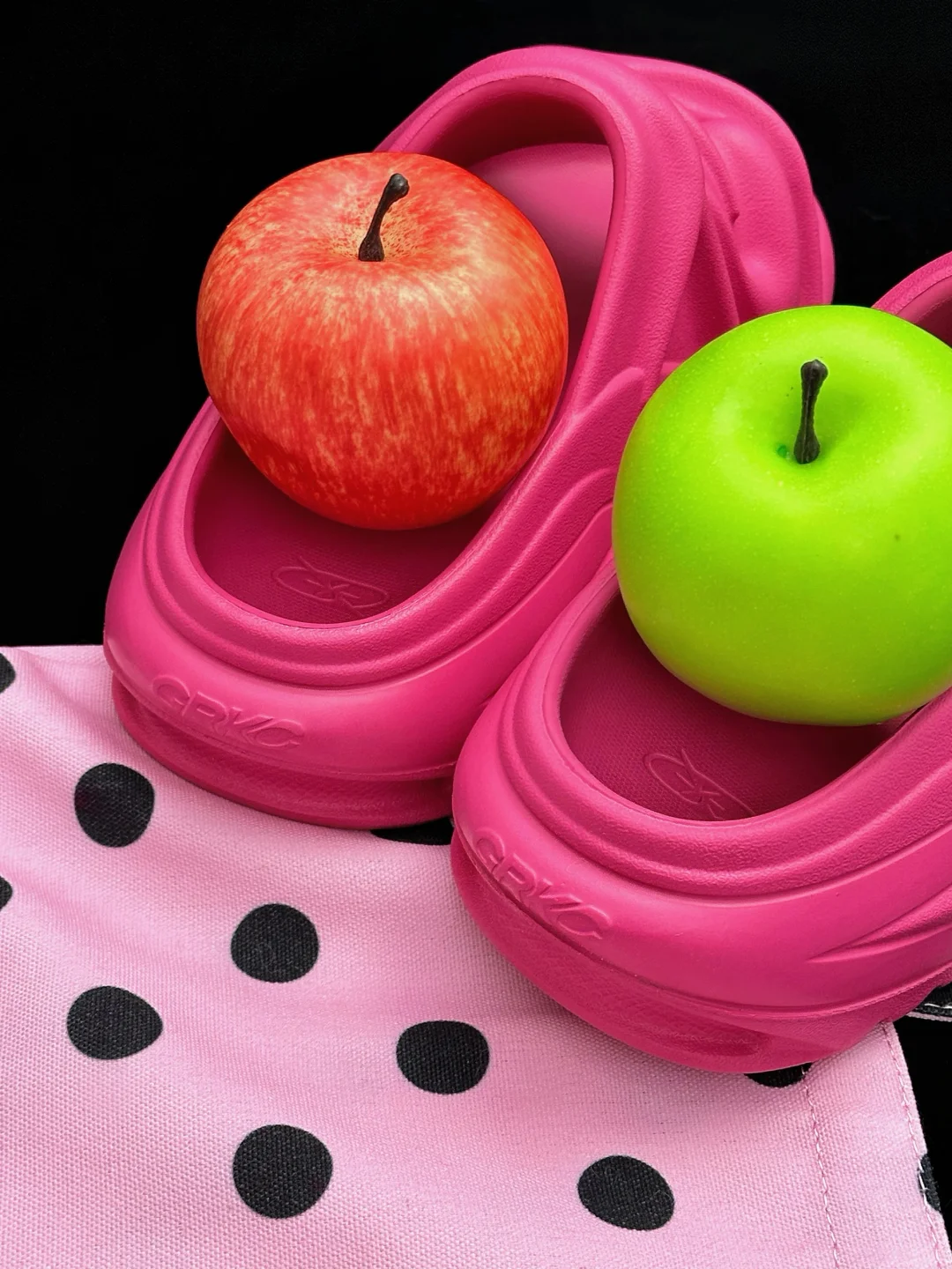 🍎给洞洞鞋买了俩苹果当鞋花…结果…