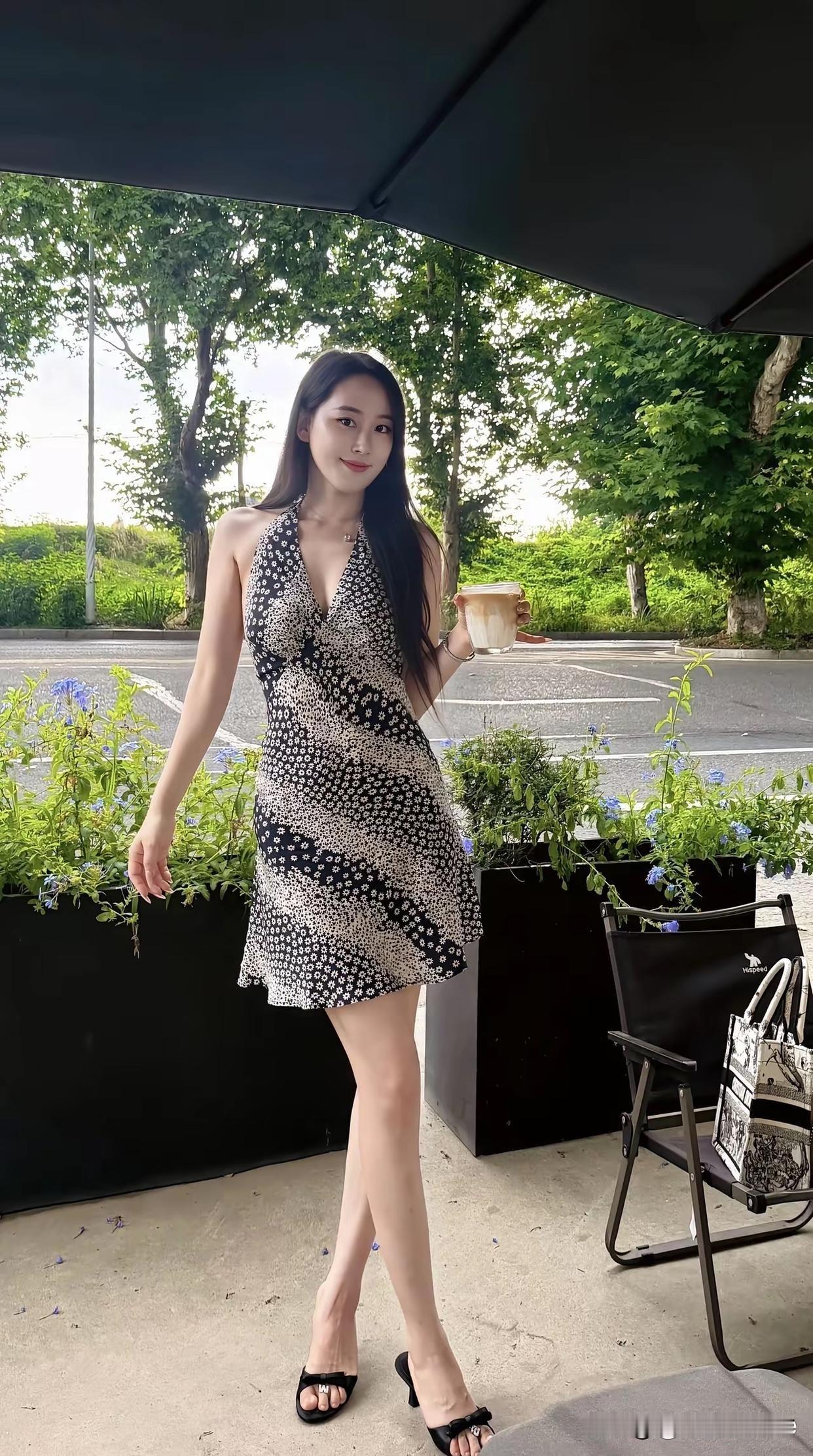 夏日午后，咖啡与甜点相伴的悠闲时光。