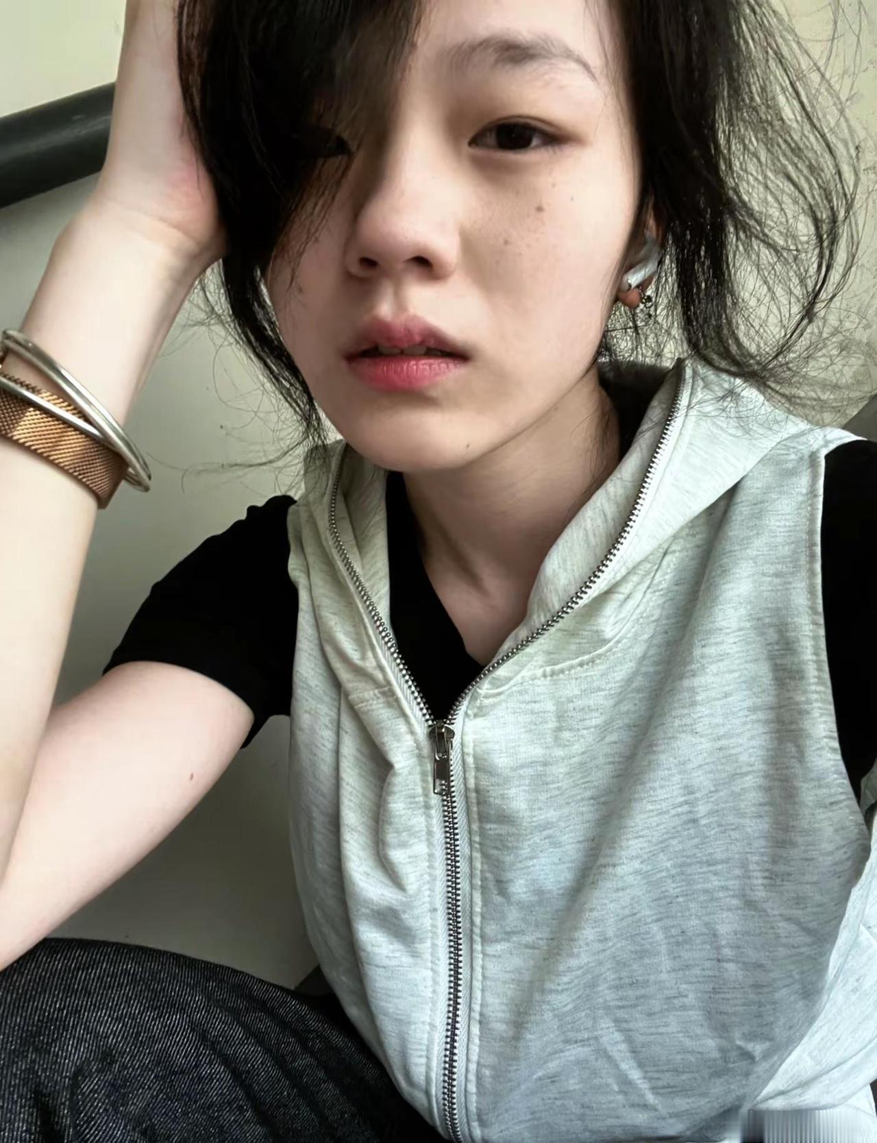 爱我才会幸运 背叛只能换来唾弃。女混头 短发 少年感女 忧郁帅姐