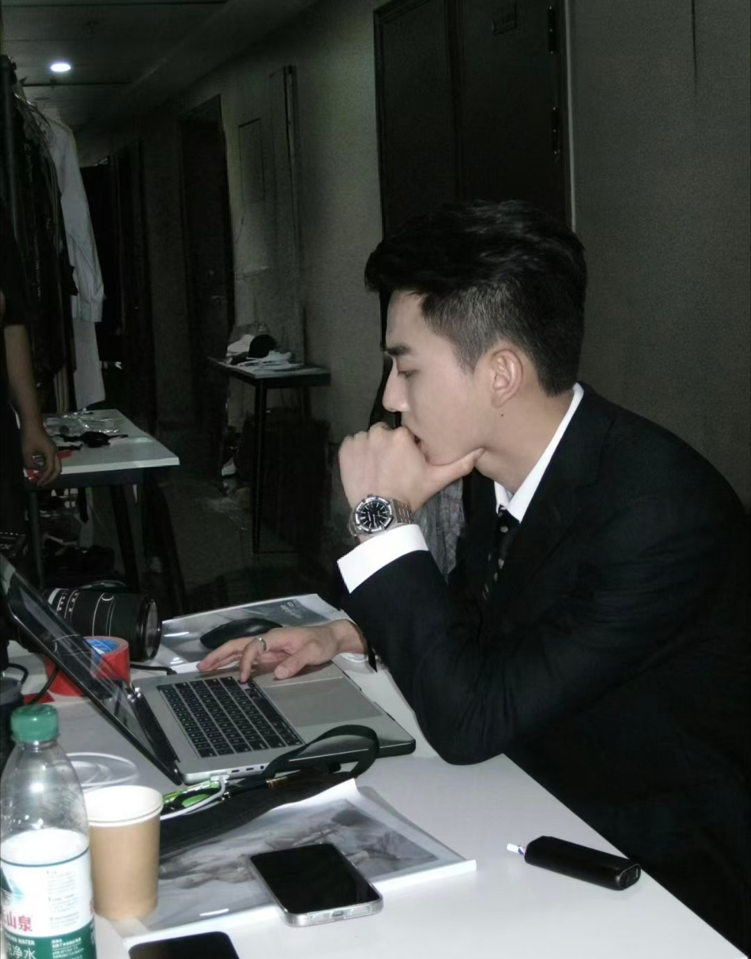 有港回信赵华为看似不在意实则心里爽翻 谢谢你赵华为治好了我的斜视，我看的眼睛都直