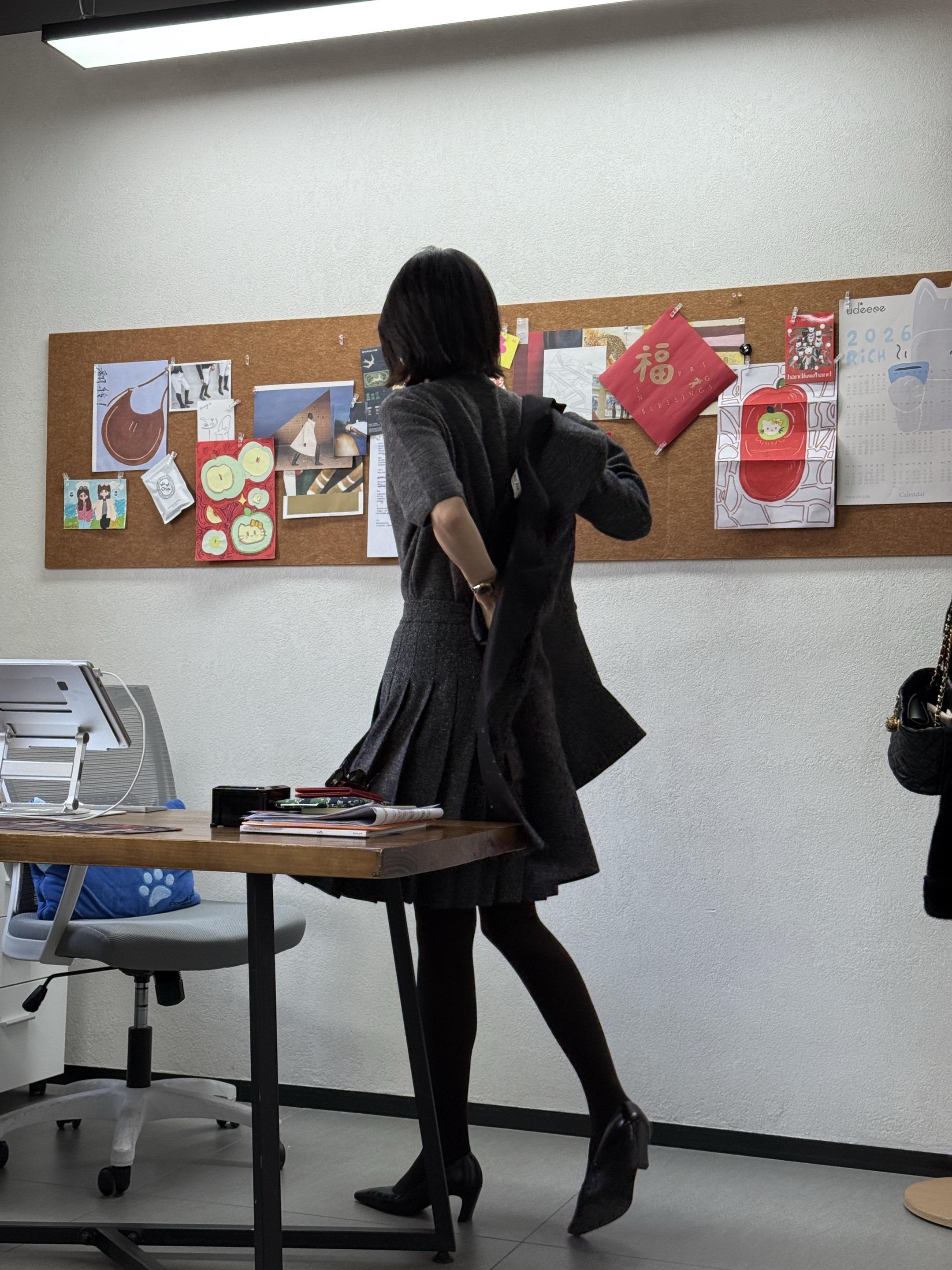 穿套装的女人不好惹 哪怕是百褶小短裙。