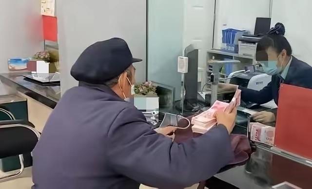 好的，我把上一篇关于广东肇庆大爷银行存款纠纷的改写内容，按照“大卫头条”的风格重