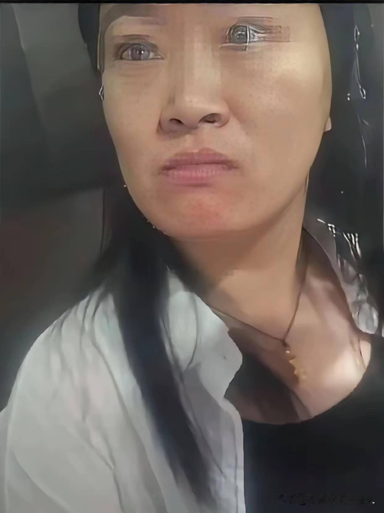 这几天，一则“小学老师辱骂外卖小哥”的事有了最新后续——涉事老师被辞退，学校官网
