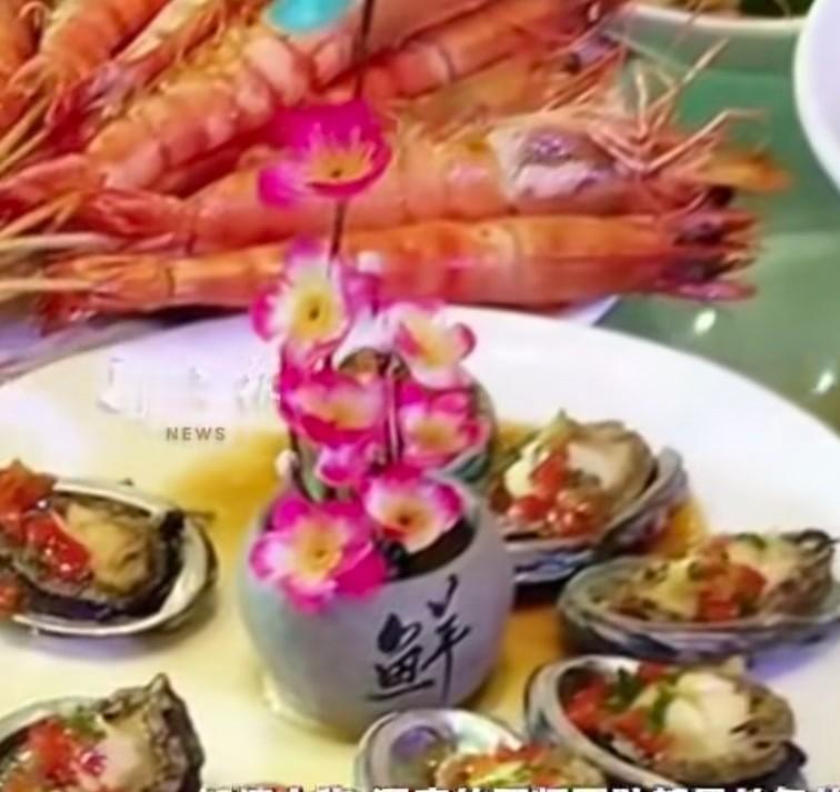 大连一酒店4000一桌婚宴疑似是预制菜，两点半上完菜，
3点去赶宾客，
新婚夫妻