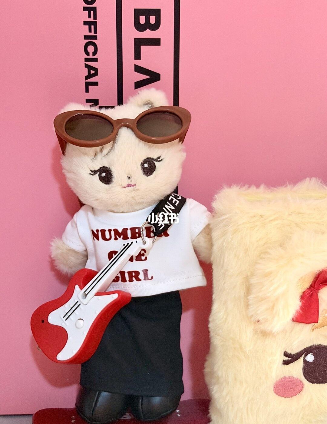 长腿肉娃的ootd
踩着滑板背着🎸的🕶️No.1 girl rosie❣️