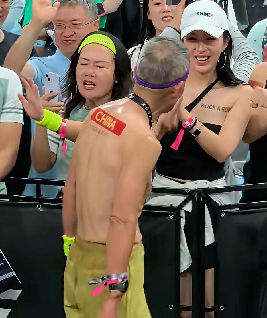 王石完赛后，走到妻子田朴珺跟前，田朴珺一脸深情地看着王石，并给其拍照。
眼尖的网