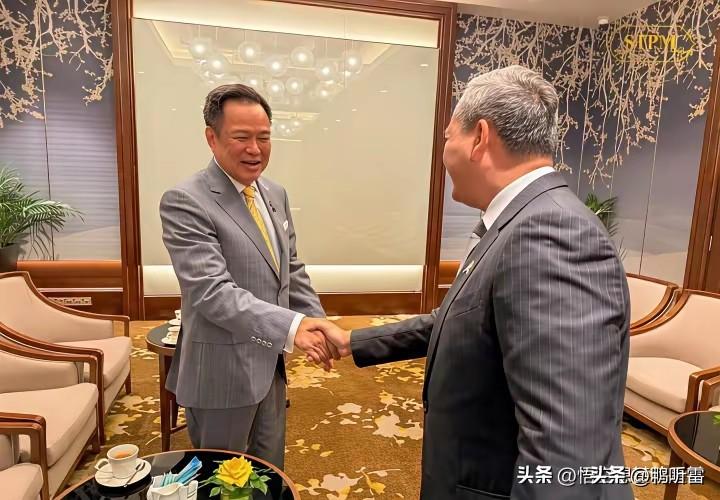 喀山会议促成柬埔寨与泰国两国领导人非正式交谈，两个阿斗级别的领导人见面，实属少见