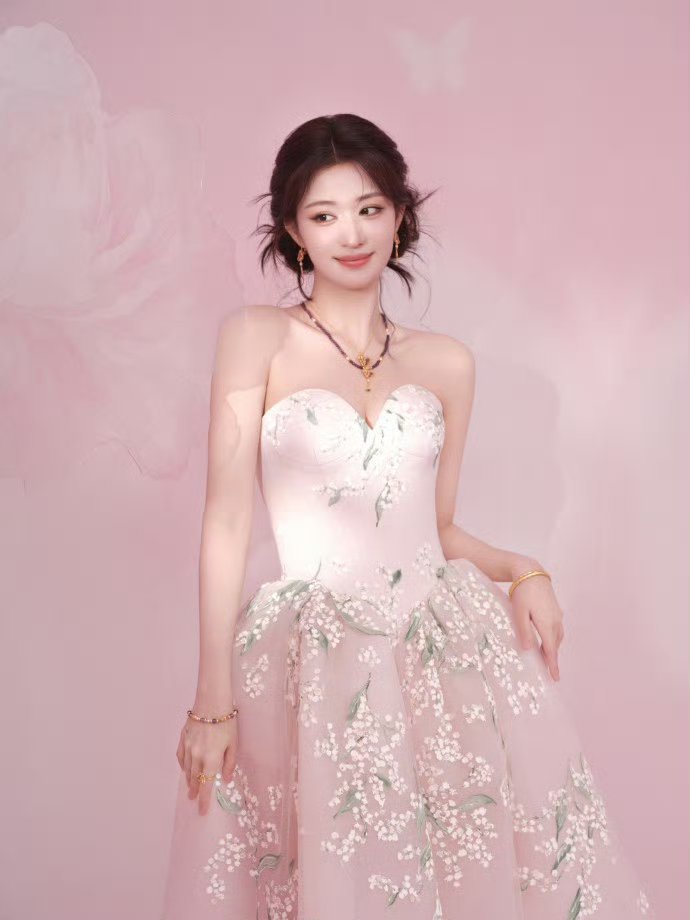 王楚然花神降临真江南了今日份绝美氛围感已签收！置身江南美景之中，一袭粉衣温婉大方