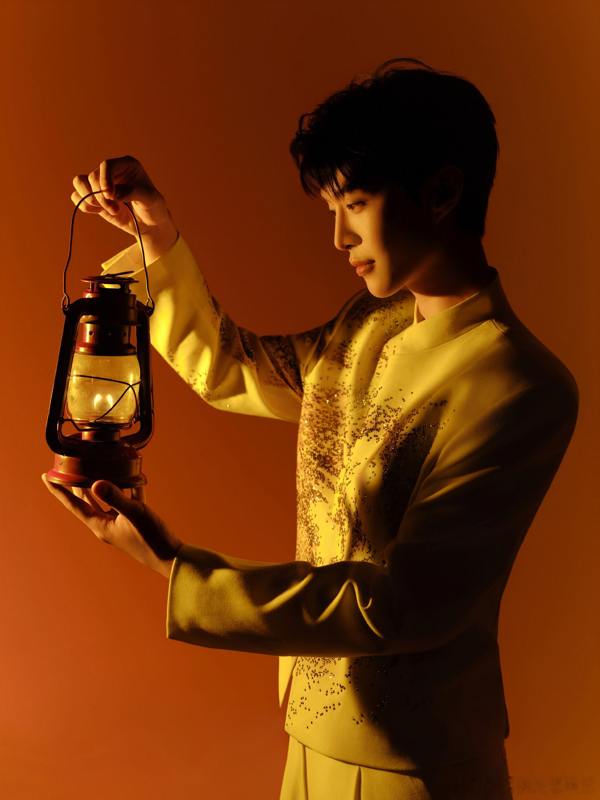 范丞丞首登春晚三个节目 从开场到收尾！范丞丞首登春晚贯穿全场，《马上有奇迹》热辣