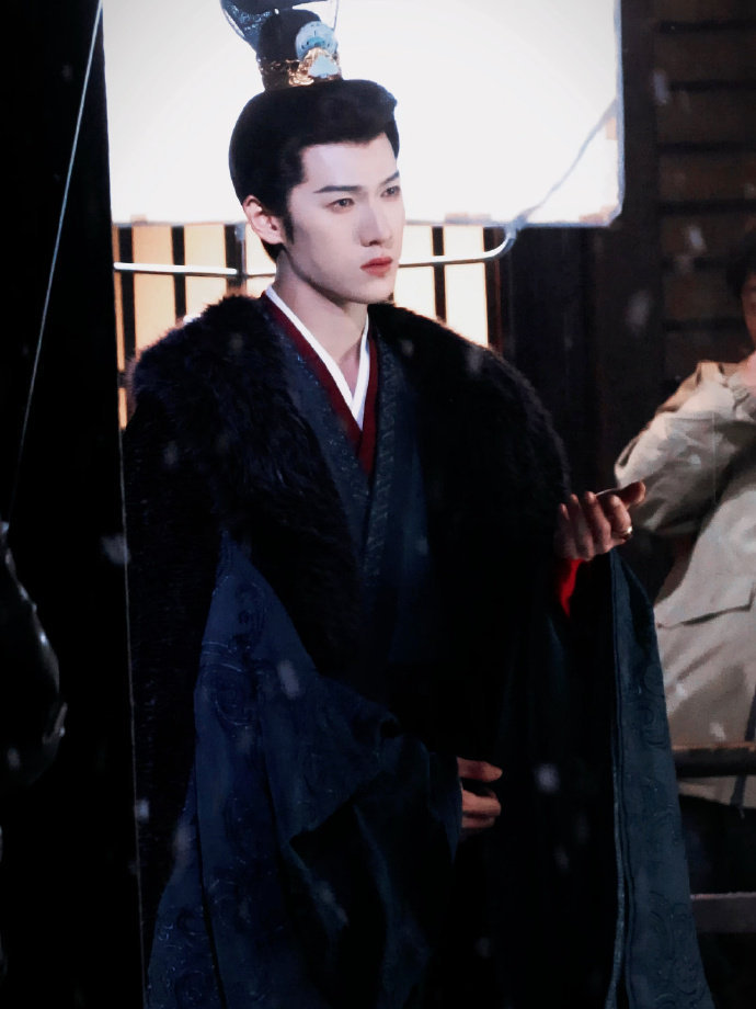 李昀锐宇文良时雪中路透 李昀锐归良辰飘雪氛围感 李昀锐宇文良时雪中路透，李昀锐归