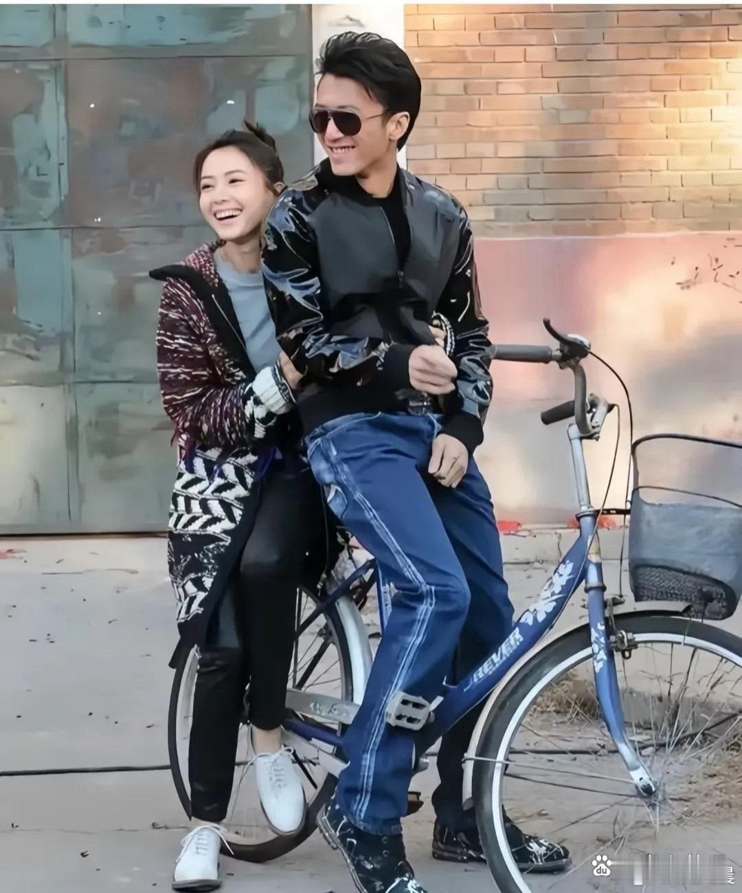 高圆圆和谢霆锋这组角落合照氛围感拉满，满满复古时代感！就是谢霆锋的鞋子有点抢镜，